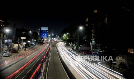 Pengendara melintas di Jalan Warung Buncit Raya, Jakarta, Selasa (21/6/2022). Gubernur DKI Jakarta Anies Baswedan meresmikan perubahan 22 nama jalan di Jakarta dengan nama toko Betawi, salah satunya Jalan Warung Buncit Raya menjadi Jalan Hj Tutty Alawiyah. Sebanyak 140 warga ganti KK akibat perubahan Jalan Warung Buncit jadi Tuty Alawiyah.