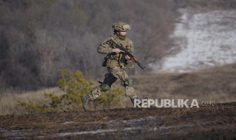  Seorang prajurit Ukraina berlari selama latihan dalam Operasi Pasukan Gabungan, di wilayah Donetsk, Ukraina timur, Selasa, 15 Februari 2022. Sementara AS memperingatkan bahwa Rusia dapat menyerang Ukraina kapan saja, hentakan genderang perang tidak terdengar di Moskow, di mana para pakar dan orang biasa sama-sama tidak mengharapkan Presiden Vladimir Putin untuk melancarkan serangan terhadap tetangga bekas Sovietnya.