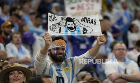 Penggemar Argentina bersorak sebelum pertandingan sepak bola final Piala Dunia antara Argentina dan Prancis di Stadion Lusail di Lusail, Qatar, Ahad, 18 Desember 2022.