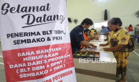 Warga penerima manfaat antre mencairkan Bantuan Langsung Tunai (BLT) tahap kedua di Kantor Kelurahan Semampir, Kota Kediri, Jawa Timur, Kamis (24/11/2022). Penyaluran BLT secara serentak di Kota Kediri tersebut meliputi BLT Bahan Bakar Minyak, Bantuan Pangan Non Tunai (BPNT), dan Program Keluarga Harapan (PKH). 