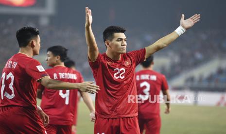  Pemain Vietnam Nguyen Then Linh (kanan) melakukan selebrasi saat pertandingan melawan Indonesia untuk pertandingan sepak bola semifinal Federasi Sepak Bola ASEAN (AFF) Mitsubishi Electric Cup 2022 di Stadion Nasional My Dinh di Hanoi, Vietnam, Senin (9/1/2023).