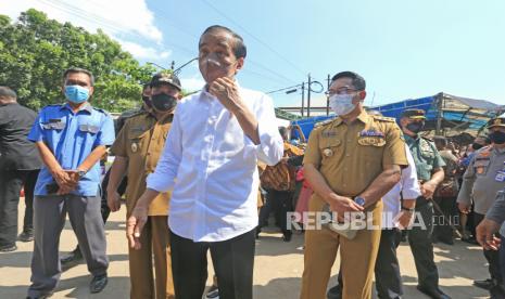 Presiden Joko Widodo (tengah) bersama Gubernur Jawa Barat Ridwan Kamil (kanan) dan Wali Kota Cirebon Nashrudin Azis (kedua kiri) memberi keterangan kepada media saat kunjungan kerja ke Pasar Kanoman, Kota Cirebon, Jawa Barat, Rabu (13/4/2022). Dalam kunjungannya ke pasar tersebut, Presiden Joko Widodo juga menyerahkan bantuan modal kerja dan Bantuan Langsung Tunai (BLT) minyak goreng kepada sejumlah pedagang dan keluarga penerima manfaat. 