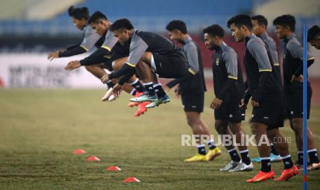 Pesepak bola timnas Indonesia berlatih dalam sesi latihan resmi jelang pertandingan leg kedua babak semifinal Piala AFF 2022 di Stadion Nasional My Dinh, Hanoi, Vietnam, Ahad (8/1/2023). Pelatih Indonesia Shin Tae-yong menegaskan timnya tidak menargetkan seri tetapi mengincar kemenangan saat melawan timnas Vietnam untuk lolos ke babak final. 