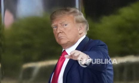 Mantan Presiden AS Donald Trump tiba di Trump Tower di New York pada Senin (3/4/2023).Trump menyebut  pemanasan nuklir adalah masalah terbesar yang dihadapi dunia. 