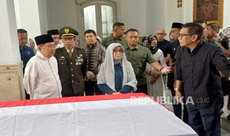 Mantan Wakil Presiden RI Jusuf Kalla beserta istri bertakziah melayat almarhum mantan Gubernur Jabar periode 1970-1975 di Makodam III Siliwangi, Kota Bandung, Selasa (5/3/2024). 