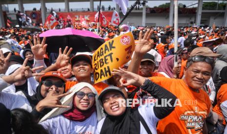 Para pendukung menghadiri kampanye akbar Pramono Anung-Rano Karno di Stadion Madya, Kompleks GBK Jakarta, Sabtu (23/11/2024). Prabowo mengusulkan kepala daerah kembali dipilih DPRD.