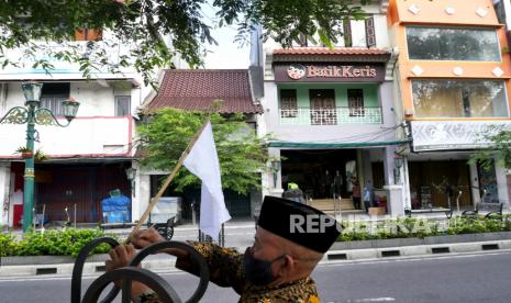 Perwakilan Paguyuban Kawasan Malioboro memasang bendera putih tanda berkabung di tepi Jalan Malioboro, Yogyakarta, Jumat (30/7). Pemasangan bendera putih ini sebagai tanda simbolis Malioboro Berkabung oleh Paguyuban Kawasan Malioboro. Hal ini imbas ditutupnya kawasan Malioboro selama pemberlakuan PPKM Darurat. Sehingga pedagang kaki lima sama sekali tidak ada pemasukan selama itu. (ilustrasi)