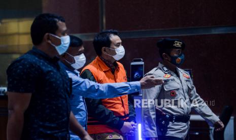 Wakil Ketua DPR RI Azis Syamsuddin mengenakan rompi tahanan usai diperiksa di Gedung Merah Putih KPK, Jakarta, Sabtu (25/9). KPK resmi menahan Azis Syamsuddin setelah ditetapkan sebagai tersangka dalam kasus dugaan suap penanganan perkara di Kabupaten Lampung Tengah. Republika/Thoudy Badai