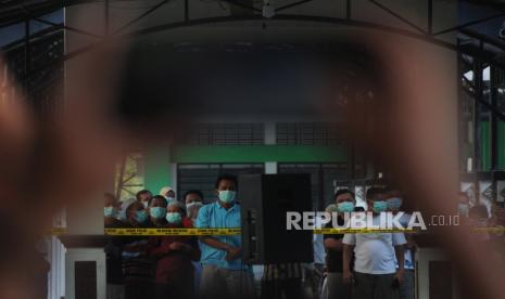 Sejumlah pasien orang tanpa gejala (OTG) COVID-19 berkumpul saat kunjungan Gubernur Jawa Tengah Ganjar Pranowo di Asrama Haji Donohudan, Ngemplak, Boyolali, Jawa Tengah, Rabu (9/6/2021). Dalam kunjungannya Ganjar Pranowo berpesan agar para pasien tetap semangat dan memastikan pelayanan bagi mereka yang sedang isolasi di lokasi tersebut. 