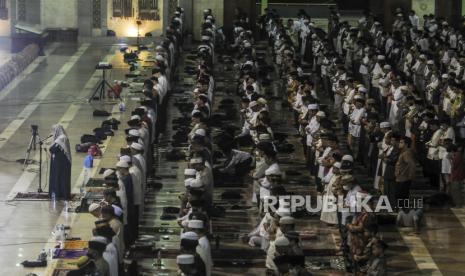 Sejumlah umat Islam melaksanakan Shalat Tarawih di Masjid Raya Jakarta Islamic Center, Jakarta, Senin (18/4/2022). Masjid Raya Jakarta Islamic Center kembali menyelenggarakan Shalat Tarawih pada bulan suci Ramadhan 1443 Hijriah. 