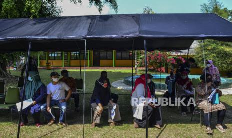 Sejumlah warga mengikuti serbuan vaksinasi Covid-19 bersama TNI Angkatan Laut di Pondok Pesantren Suryalaya, Kabupaten Tasikmalaya, Jawa Barat. Kabupaten Tasikmalaya harus kembali menerapkan Pemberlakuan Pembatasan Kegiatan Masyarakat (PPKM) Level 3 hingga 13 September. Padahal, pada periode sebelumnya PPKM di Kabupaten Tasikmalaya berada di Level 2.