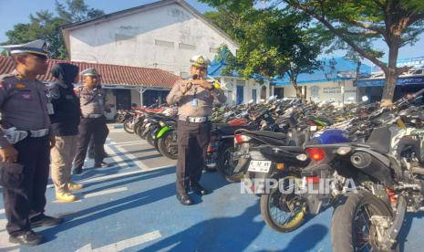 Kasatlantas Polres Semarang, AKP Dwi Himawan Chandar menunjukkan puluhan sepeda motor barang bukti penindakan terhadap aksi balap liar yang dilakukan pada masa pelaksanaan Operasi Zebra Candi 2023, di kantor Satlantas Polres Semarang, di Ungaran, Kabupaten Semarang, Selasa (12/9/2023).