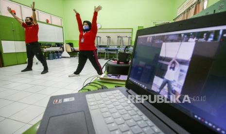 Guru mengajar senam secara virtual di SD Yasporbi I Pancoran, Jakarta, Selasa (14/7/2020). Dalam masa PSBB transisi, sekolah di Jakarta masih melakukan kegiatan Pelajaran Jarak Jauh (PJJ) untuk mecegah penyebaran COVID-19 di lingkungan sekolah. 