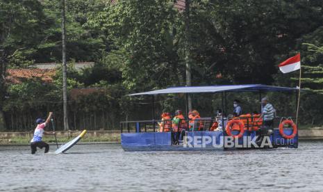 Sejumlah pengunjung melihat atraksi paddle board yang dilakukan anggota komunitas Stand Up Paddle (dayung berdiri) di Situ Tujuh Muara, Bojongsari, Depok. Kawasan Situ Tujuh Muara rencananya akan jadi alun-alun Kota Depok Wilayah Barat (ilustrasi)