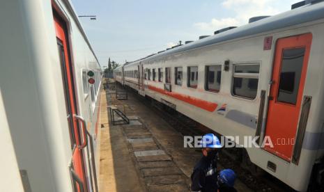 Petugas PT KAI meninjau kondisi gerbong di Stasiun Simpang Haru, Padang, Sumatera Barat, Rabu (1/7/2020). Kementerian Perhubungan (Kemenhub) saat ini sudah menetapkan rencana pembangunan perkeretaapian tahun ini hingga 2024. Dirjen Perkeretaapian Kemenhub Zulfikri mengatakan rencana tersebut dibuat utnuk memenuhi kebutuhan masyarakat yang menggunakan transportasi kereta.