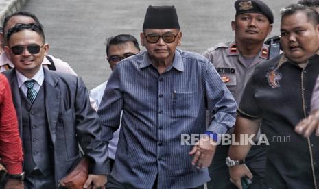 Pimpinan Pondok Pesantren Al Zaytun Panji Gumilang berjalan saat akan menjalani pemeriksaan di Bareskrim Mabes Polri, Jakarta, Selasa (1/8/2023). Panji Gumilang menjalani pemeriksaan sebagai saksi terkait tindak pidana penistaan agama