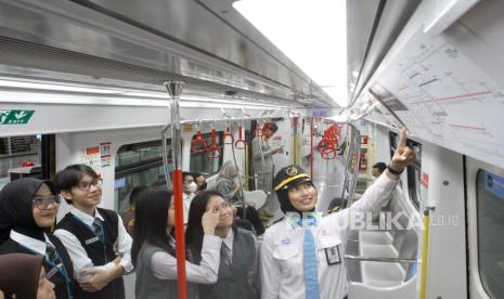 Pegawai LRT memberikan edukasi kepada siswa SMK dalam rangkaian kick off program Link and Match di Stasiun Velodrome, Jakarta, Rabu (21/2/2024). LRT Jakarta mendukung program Pemerintah Provinsi DKI Jakarta dalam meningkatkan skill dan kompetensi siswa guna relevansi pada pemenuhan kebutuhan industri masa kini.