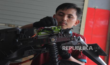 Seorang teknisi memasang komponen motor listrik sebagai bagian dari proses konversi di bengkel konversi Bintang Racing Team, Kabupaten Bogor, Jawa Barat, Jumat (12/1/2024). Pemerintah menaikan subsidi konversi motor listrik dari yang sebelumnya Rp7 juta menjadi Rp10 juta dengan kuota penerima subsidi maksimal 150 ribu motor sepanjang tahun 2024.