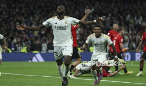 Bek Real Madrid Antonio Rudiger (kiri) melakukan selebrasi usai mencetak keunggulan 1-0 pada pertandingan sepak bola LaLiga Spanyol antara Real Madrid dan RCD Mallorca, di Madrid, Spanyol, Kamis (4/1/2024) dini hari WIB.