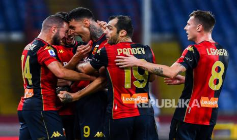  Penyerang Italia Genoas Gianluca Scamacca (tengah) merayakan bersama rekan satu timnya setelah mencetak gol dalam pertandingan sepak bola Serie A Italia Uc Sampdoria vs Genoa Cfc di stadion Luigi Ferraris di Genoa, Italia, 01 November 2020.