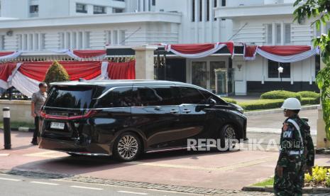 Kendaraan yang ditumpangi Ketua Umum Partai Nasdem Surya Paloh tiba di kompleks Kementerian Pertahanan RI, Jakarta, Kamis (17/10/2024).