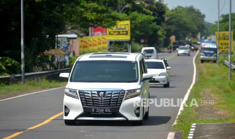 Pemudik melintas di jalur pantai selatan (Pansela) di Kebumen, Jawa Tengah. Pemerintah evaluasi jalur pansela dari Pangandaran sampai Yogyakarta jadi jalur mudik.