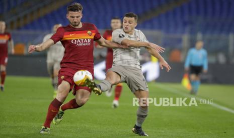 Gelandang AS Roma, Bryan Cristante (kiri).