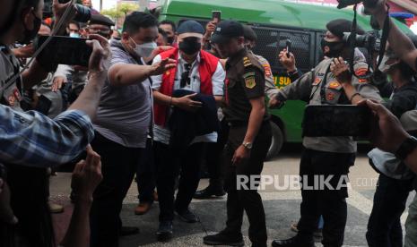 Tersangka kasus dugaan korupsi pembelian gas bumi Perusahaan Daerah Pertambangan dan Energi (PDPDE) Sumatera Selatan Alex Noerdin (tengah) digiring petugas Kejari memasuki Rutan Klas 1A Pakjo Palembang, Sumsel, Rabu (22/12/2021). Empat tersangka kasus dugaan pembelian gas bumi Perusahaan Daerah Pertambangan dan Energi (PDPDE) Sumatera Selatan tahun 2019 yaitu Alex Noedin, Muddai Madang, Caca Isa Saleh dan Yaniarsyah  dilimpahkan dari Kejaksaan Agung ke Kejaksaan Negeri Palembang. 