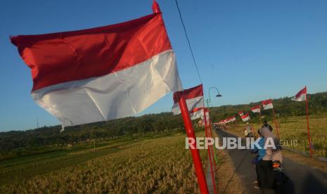 Deretan bendera merah putih dipasang warga di jalan masuk Pedukuhan Dobangsan, Giripeni, Kulon Progo, Yogyakarta, Kamis (4/8/2022). Sebanyak 1.000 bendera merah putih dipasang untuk memperingati HUT ke-77 RI.