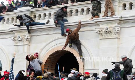 FBI Tangkap Pria Diduga Terlibat Kerusuhan Capitol. Kerusuhan di Capitol, Washington oleh pendukung Donald Trump, 6 Januari 2021.