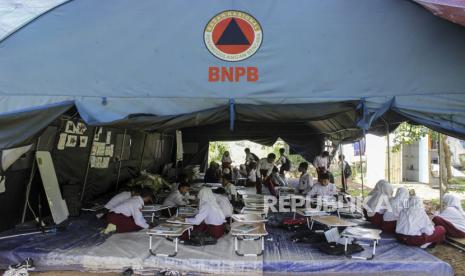 Siswa mengikuti kegiatan belajar di tenda sekolah darurat di SDN Cugenang, Cijedil, Cugenang, Kabupaten Cianjur, Jawa Barat, Selasa (21/11/2023). Sebanyak 120 siswa masih melaksanakan kegiatan belajar mengajar di tenda sekolah darurat setelah satu tahun gempa mengguncang Kabupaten Cianjur.  