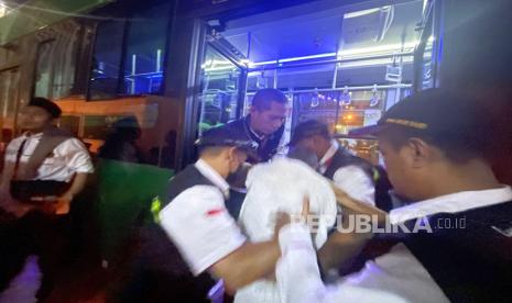 Jamaah haji lansia berkebutuhan khusus yang menggunakan kursi roda di bis shalawat dibantu dan dipastikan melaksanakan umroh wajib di Masjidil Haram. Ahad (17/6/2023)