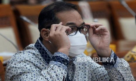 Menteri Perdagangan (Mendag) Muhammad Lutfi mengikuti rapat kerja dengan Komisi VI DPR RI di Kompleks Parlemen, Senayan, Jakarta, Kamis (17/3/2022). Rapat tersebut membahas kelangkaan dan harga Minyak Goreng sekaligus membahas mengenai harga komoditas dan kesiapan dalam stabilisasi harga dan pasokan barang kebutuhan pokok menjelang puasa dan lebaran.Prayogi/Republika.