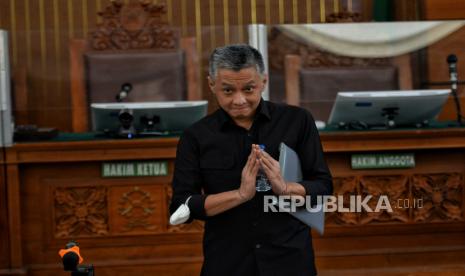 Terdakwa kasus perintangan penyidikan dalam perkara dugaan pembunuhan berencana terhadap Brigadir Nofriansyah Yosua Hutabarat,  Hendra Kurniawan saat menjalani sidang lanjutan di Pengadilan Negeri Jakarta Selatan, Kamis (1/12/2022). Sidang tersebut beragendakan pemeriksaan dua saksi dari anggota Propam Polri yakni Radite Hernawa dan Agus Syariful Hidayat.  Republika/Thoudy Badai