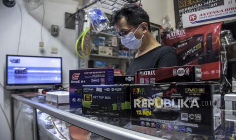 Penjual set top box (STB) tv digital beraktivitas di salah satu toko elektronik di Pasar Antik Cikapundung, Sumur Bandung, Kota Bandung, Selasa (1/11/2022). Menteri Komunikasi dan Informatika Johnny G Plate mengungkapkan, siaran televisi analog di 222 kabupaten/kota termasuk Jabodetabek akan dimatikan (Analog Switch Off/ASO) pada Rabu (2/11/2022). Republika/Abdan Syakura