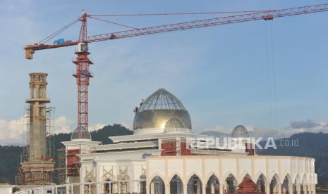 Pekerja memasang kubah masjid terapung di Pantai Carocok, Painan, Kabupaten Pesisir Selatan, Sumatera Barat, Selasa (22/12). Pariwisata halal merupakan servis tambahan bagi wisatawan Muslim yang membutuhkan adanya layanan halal. Hal itu pun tak menutup kemungkinan jika ada wisatawan non-Muslim yang juga membutuhkan layanan halal.