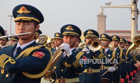 Personel Korps Musik Tentara Pembebasan Rakyat China (PLA) menjalankan tugasnya pada perayaan 100 tahun Partai Komunis China (CPC) di Lapangan Tiananmen, Beijing, China, Kamis (1/7/2021). Dalam peringatan tersebut Presiden China sekaligus Sekretaris Jenderal CPC Xi Jinping menyampaikan pidato selama 1,5 jam dari gerbang utama Museum Kota Terlarang, Beijing, beberapa saat setelah parade militer. 