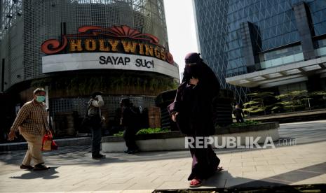 Suasana salah satu bar-resto Holywings di Jakarta, Selasa (28/6/2022). Pemprov DKI Jakarta melalui Satuan Polisi Pamong Praja (Satpol PP) melakukan penutupan secara serentak terhadap 12 outlet perusahaan bar dan resto Holywings di Jakarta hari ini. Penutupan tersebut dilakukan setelah ditemukannya sejumlah pelanggaran diantaranya pelanggaran izin usaha atau belum memiliki sertifikat standar KBLI 56301 jenis usaha Bar yang telah terverifikasi. Republika/Thoudy Badai