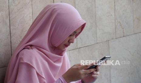 Orang Indonesia Habiskan Waktu Lebih dari 6 Jam untuk Main HP, Nonton YouTube dan Buka WhatsApp, Instagram, Hingga TikTok