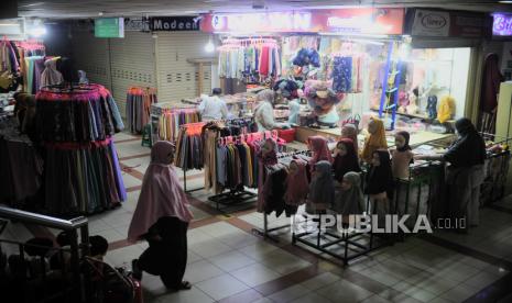 Pengunjung berjalan di dekat kios yang telah buka di Pasar Tanah Abang, Jakarta, Kamis (27/4/2023). Pasar Tanah Abang Blok B dan F kembali beroperasi setelah Hari Raya Idul Fitri 1444 Hijriah, meskipun masih banyak kios pedagang yang tutup. Sementara untuk Blok A masih tutup dan akan kembali beroperasi pada 2 Mei 2023.