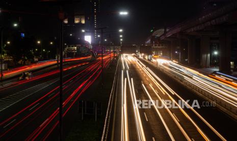 Suasana lalu lintas pada jam pulang kerja saat penerapan Pemberlakuan Pembatasan Kegiatan Masyarakat (PPKM) Darurat di ruas Tol Dalam Kota kawasan Gatot Subroto, Jakarta, Senin (5/7).  Pada masa penerapan PPKM Darurat, pemerintah mengimbau bagi kantor yang bergerak di sektor nonesensial untuk mewajibkan 100 persen karyawan menerapkan kebijakan bekerja dari rumah (work from home) sebagai upaya menekan penyebaran Covid-19. Republika/Thoudy Badai