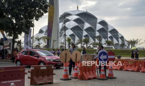 Petugas Dinas Perhubungan Provinsi Jawa Barat mengatur lalu lintas saat uji coba rekayasa lalu lintas di Jalan Cimincrang, Gedebage, Kota Bandung, Kamis (12/1/2023). Dinas Perhubungan Provinsi Jawa Barat melakukan uji coba rekayasa lalu lintas bagi kendaraan yang akan menuju Masjid Raya Al Jabbar (MRAJ) yang bertujuan untuk mengurangi potensi kemacetan di kawasan tersebut.