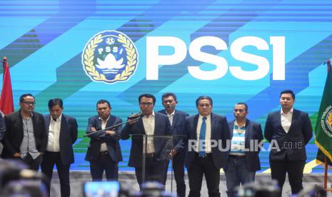 Ketua Komite Pemilihan PSSI Amir Burhanuddin (keempat kiri) didampingi Ketua Komite Banding Pemilihan PSSI Gusti Randa (ketiga kanan) mengumumkan daftar calon tetap ketua umum, wakil ketua umum, dan komite eksekutif (exco) PSSI di Lobby GBK Arena, Jakarta, Senin (6/2/2023). Komite Pemilihan dan Komite Banding Pemilihan PSSI menetapkan lima calon ketua umum yakni AA Lanyalla Mattaliti, Arif Putra Wicaksono, Doni Setiabudi, Erick Thohir, dan Fary Djemy Francis, 16 calon wakil ketua umum serta 55 calon exco PSSI. 