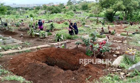 Tempat Pemakaman khusus Covid-19 Cikadut, Kota Bandung, Rabu (27/1). Jumlah kuburan di tempat tersebut dari hari ke hari terus bertambah.