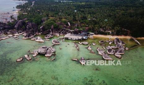 Batuan granit terhampar di perairan kawasan situs geologi Alif Stone Park di Bunguran Timur, Kabupaten Natuna, Kepulauan Riau, Jumat (11/6/2021). Gubernur Provinsi Kepulauan Riau Ansar Ahmad mengatakan, Pemerintah Indonesia sudah selesai membangun Pos Lintas Batas Negara (PLBN) Terpadu di Serasan, Natuna, Kepri pada 2022 dan akan segera dioperasionalkan.