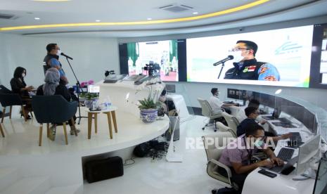 Gubernur Jawa Barat Ridwan Kamil saat memberi pengarahan saat Mini Townhall Pelepasan 500 Tenaga Kesehan untuk Implementasi Program Puspa (Puskesamas Terpadu dan Juara) secara virtual. Tim Puspa ini salah satu sudah terbentuk di Puskesmas Cilodong, Depok. (ilustrasi)