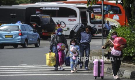 Sejumlah pemudik saat tiba di Terminal Kampung Rambutan, Jakarta, Ahad (8/5/2022). Induk holding BUMN jasa survei (ID Survei), PT Biro Klasifikasi Indonesia (Persero) atau BKI mendukung kegiatan Mudik Bersama BUMN 2023 yang dicanangkan oleh Kementerian BUMN. 