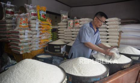 Pedagang beras melayani pembeli di salah satu kios di kawasan Pasar Rumput, Jakarta, Senin (3/6/2024). 