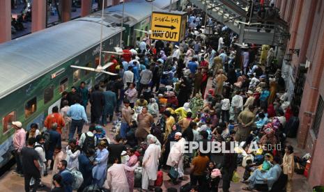 Potret Arus Mudik di Pakistan Jelang Idul Adha, Stasiun Lahore Dipadati Penumpang