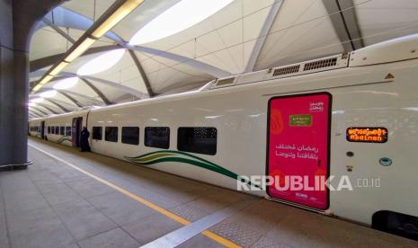 Rangkaian kereta cepat Haramain berada di stasiun Makkah, Arab Saudi, 1 Mei 2023. 